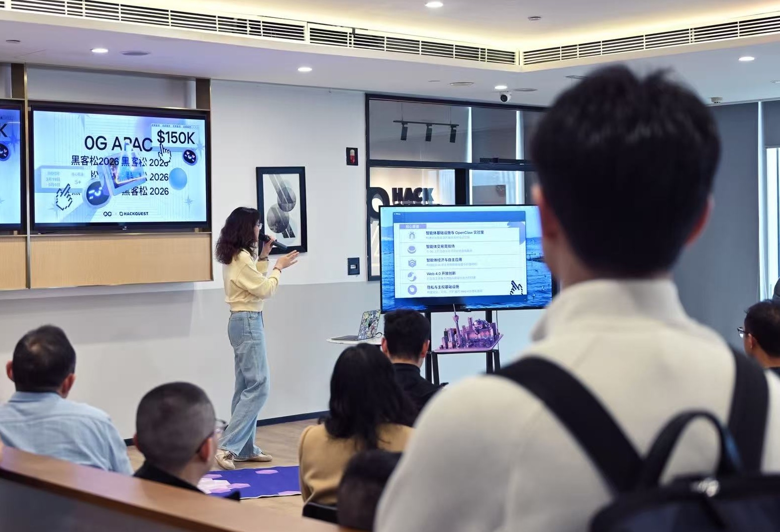 The opening stop in Chengdu, with the $150K prize pool and the five tracks on screen